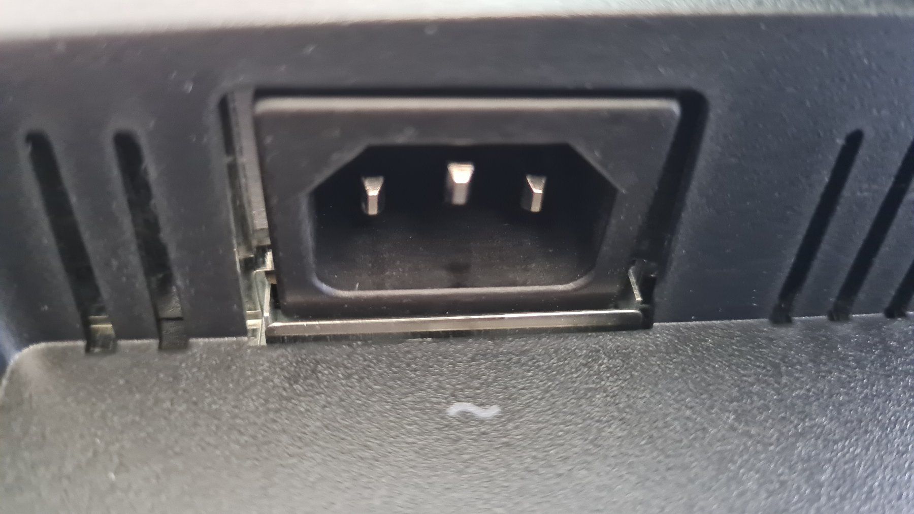 Hewlett Packard Monitore: HP E240 Monitor – Gebraucht aus Zürich von HalsundbeinbruchFilm 4