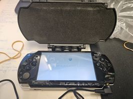 PSP 2004  Schwarz mit Karte 4GB, UMD + Batt. Defekt