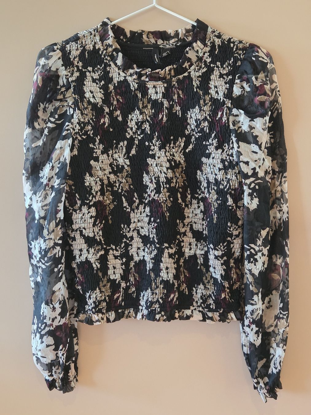 Vero Moda Chemisiers: Schicke Carmenbluse Gr. M Blumenmuster – D'occasion à Emmen par GrabandGo