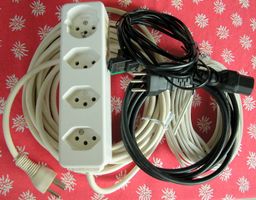 Verschiedene Elektrokabel mit Steckdosen, einwandfrei