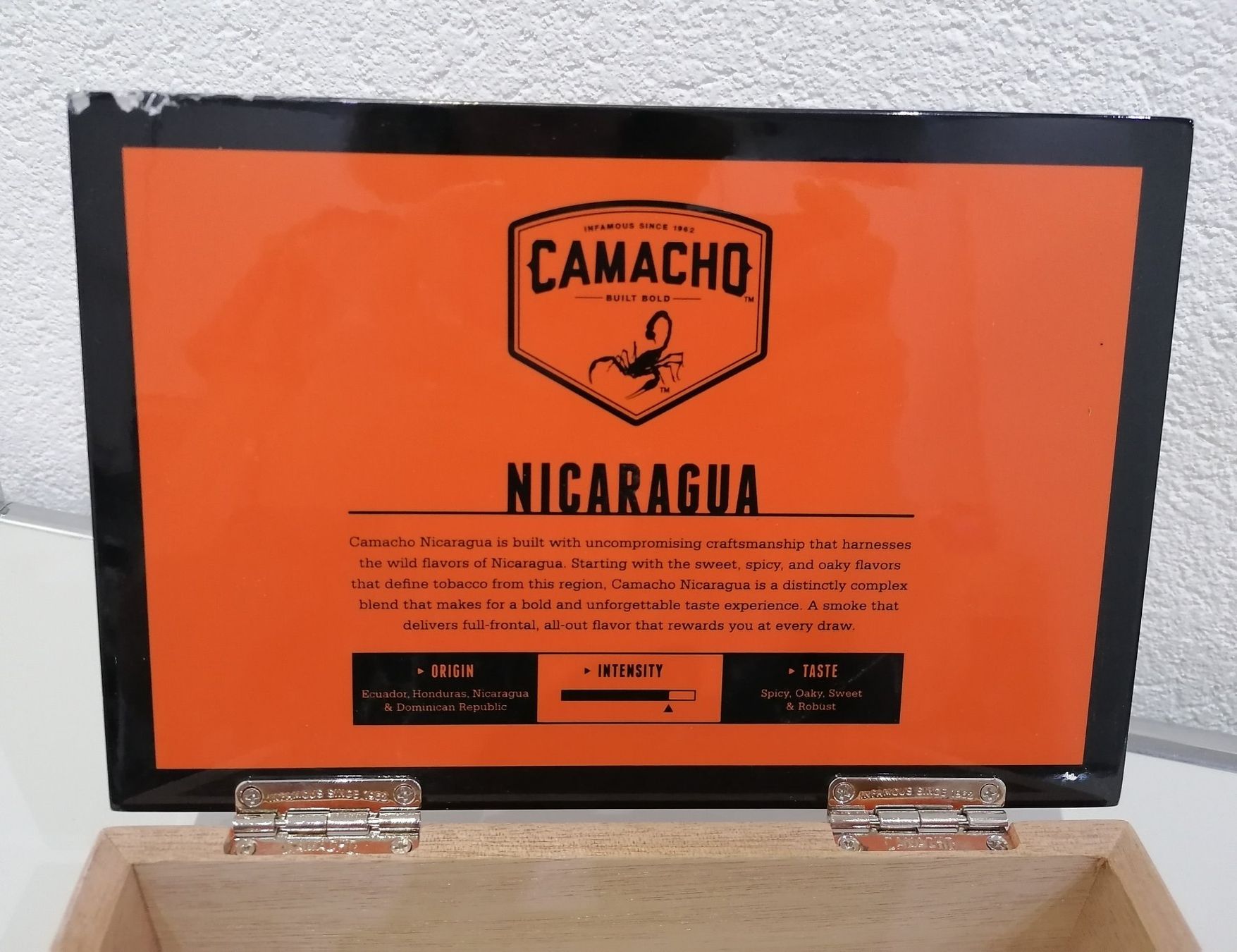 Altri Prodotti per fumatori: Extrem schöne & elegante Zigarren-Box, Schleiflack, CAMACHO – Nuovo (secondo la descrizione) da Unterengstringen venduto da Tnovus 2