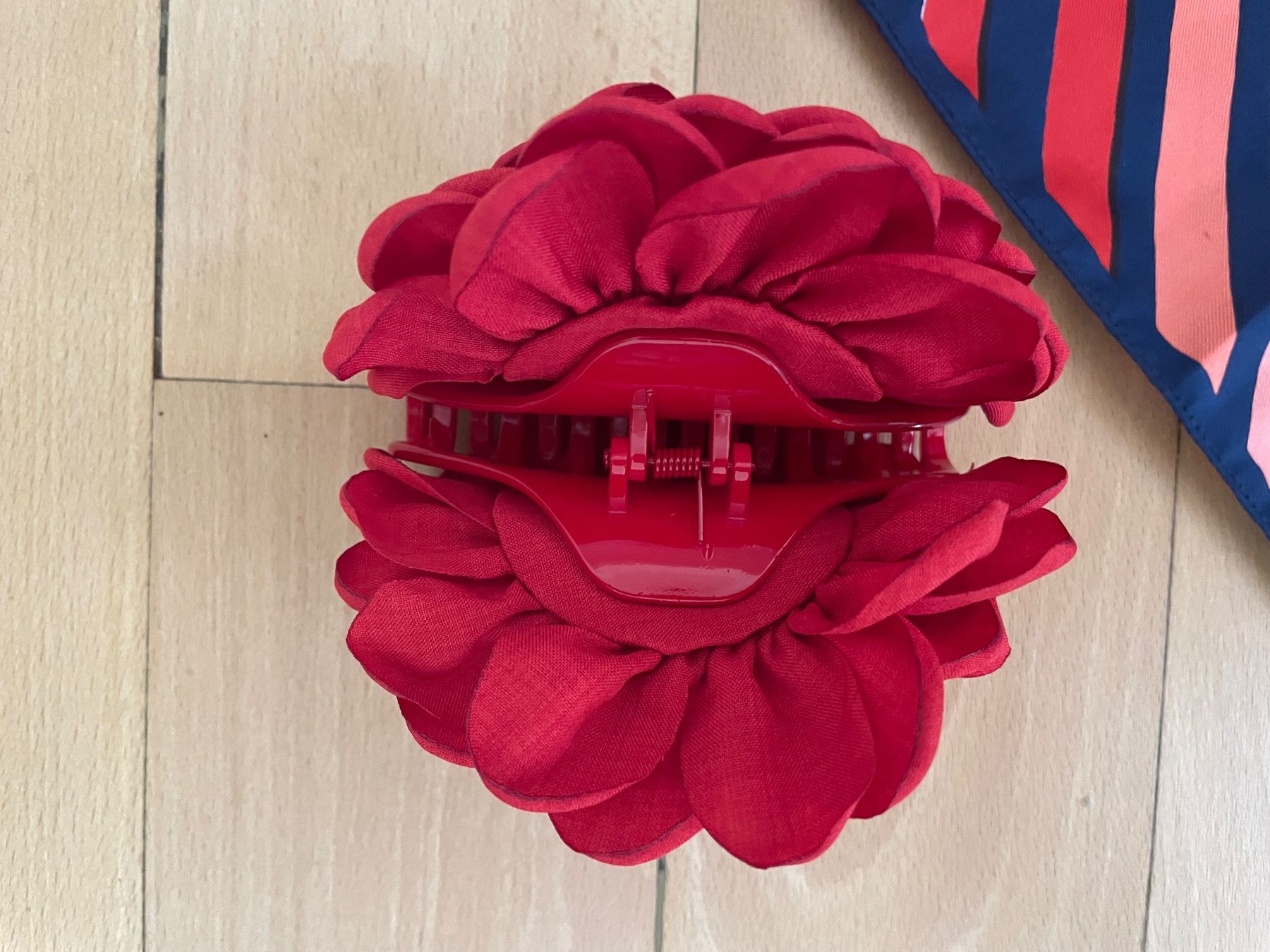 Accessori per capelli: rote Blumen Haarschnalle und Halstuch – Nuovo (secondo la descrizione) da Basel venduto da kra_w6mq 2