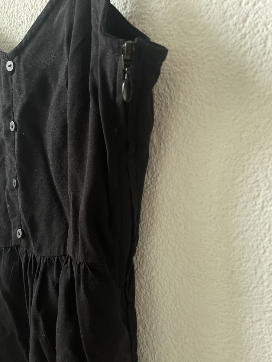 H&M Kleider: Simples schwarzes Kleid mit Knöpfe – Gebraucht aus Uster von emm_px8k 4