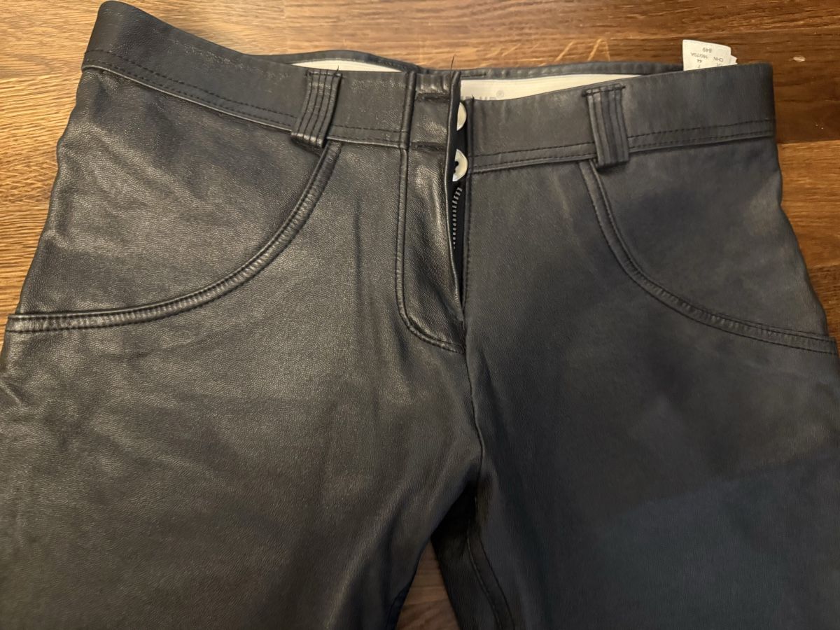 Freddy Pantaloni: Freddy Eco Leather Effect Trousers – Usato da Zürich venduto da Yuece 1