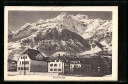 AK Schwanden, Häuser gegen das Gebirge