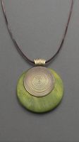 Collana bohémien con ciondolo verde e spirale metallica