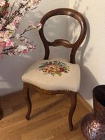 Antiker Stuhl mit Stickerei (Nur Stuhl ohne Dekoration)