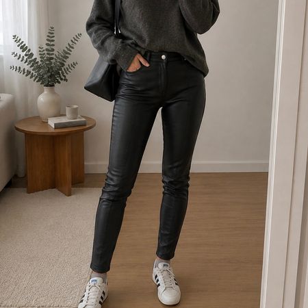 Schwarze Röhrenhose in Lederoptik, Grösse 36, Top Zustand!