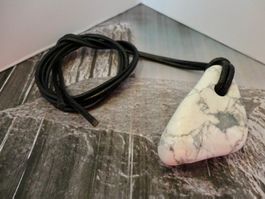 Magnesit an Lederkordel