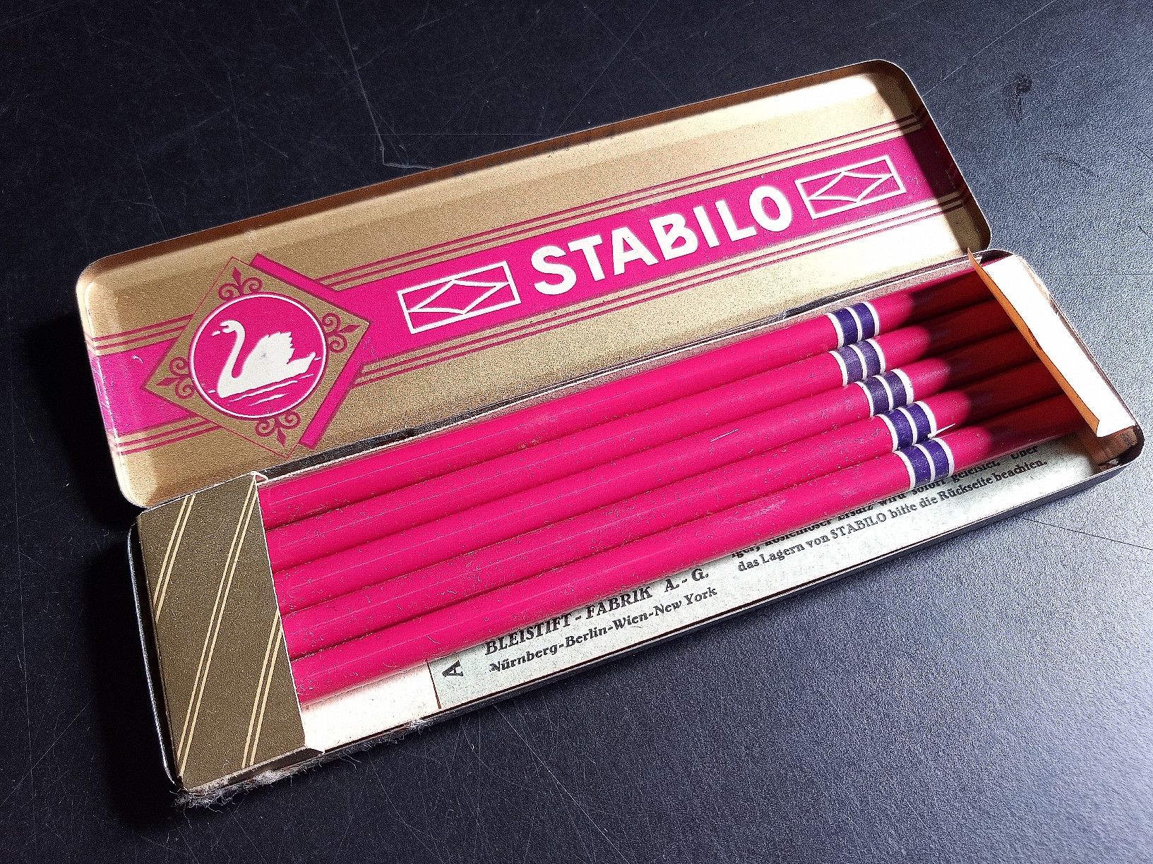 Stabilo Matite, matite colorate & gessi: Stabilo Bleistifte Vintage Metallbox Etui – Usato da Reiden venduto da Zofi-Brocki