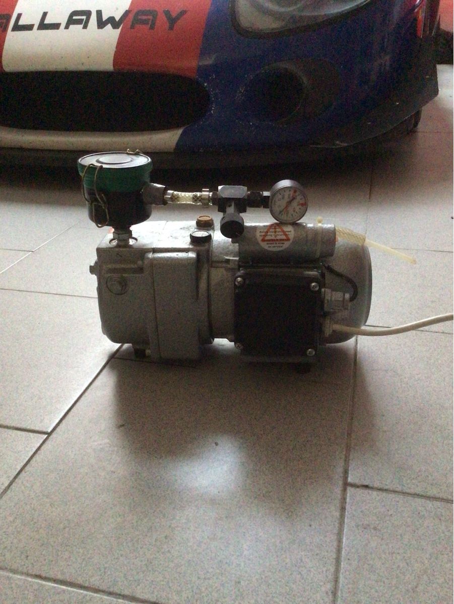 Accessori da laboratorio: Vakuumpumpe – Usato da Nänikon venduto da Tyrrell015 1