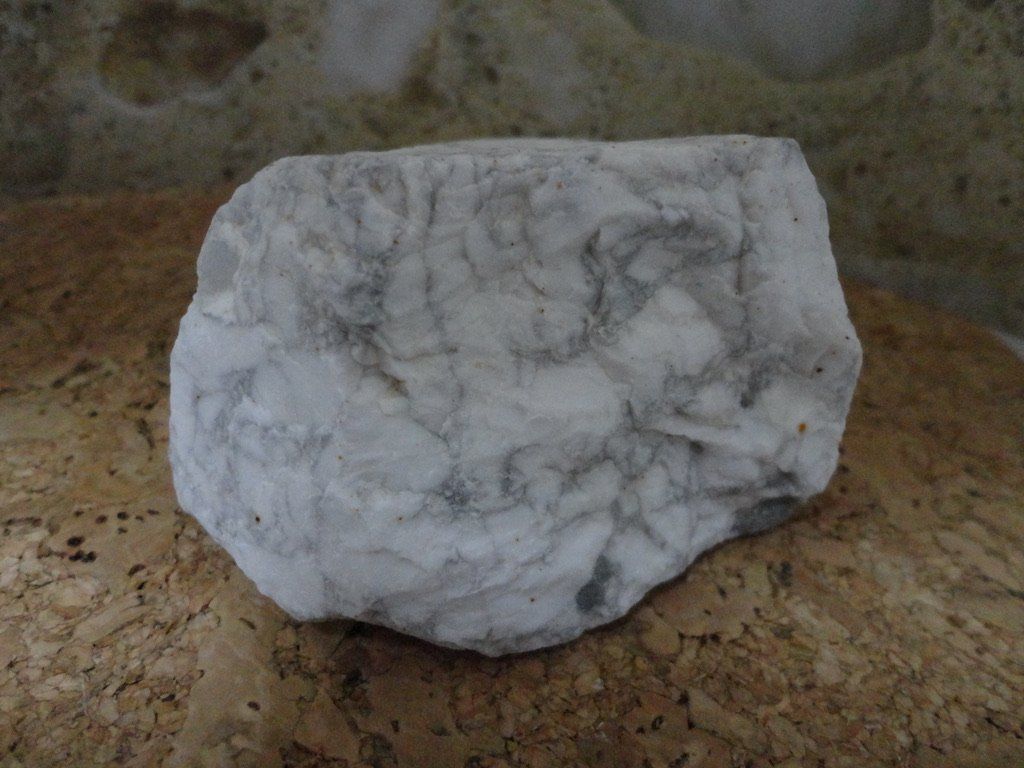 Minerali & Pietre curative: Howlith roh – Nuovo (secondo la descrizione) da Biberist venduto da Steine 2