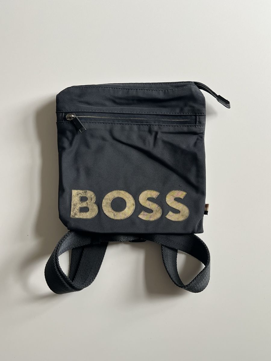 Hugo Boss Borse: Navy Hugo Boss Umhängetasche – Usato da Zürich venduto da zleoh 1