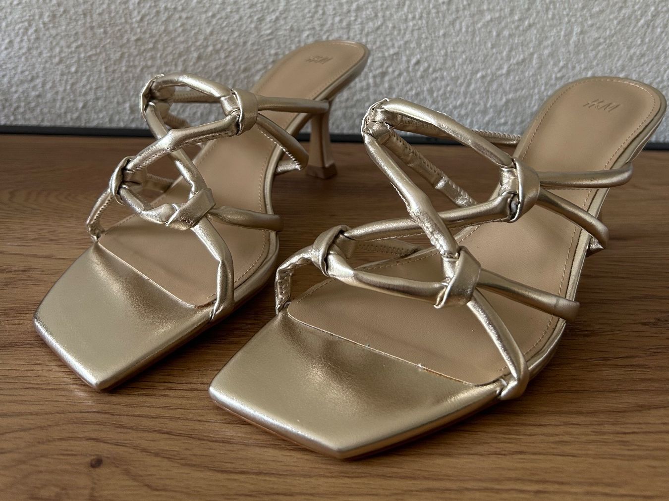 H&M Damenschuhe: Goldene Sandaletten Grösse 38 NEU – Neu (gemäss Beschreibung) aus Oberengstringen von Bechi 1