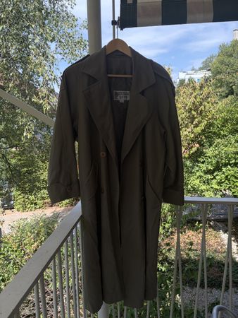 Olivgrüner Trenchcoat