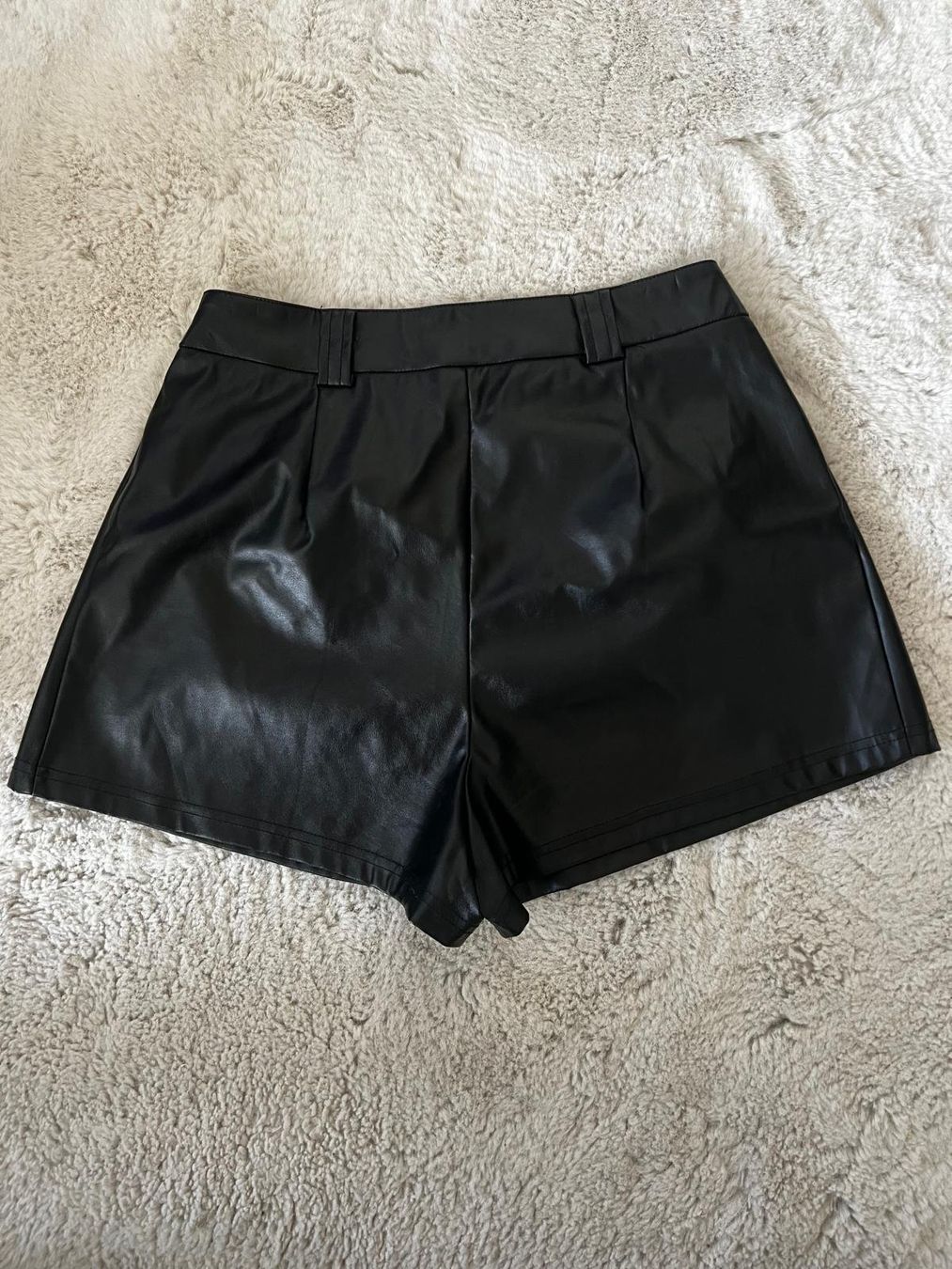 Shein Pantaloni: Kunstleder Shorts Gr. M, schwarz – Usato da Zürich venduto da lexi_alex 1