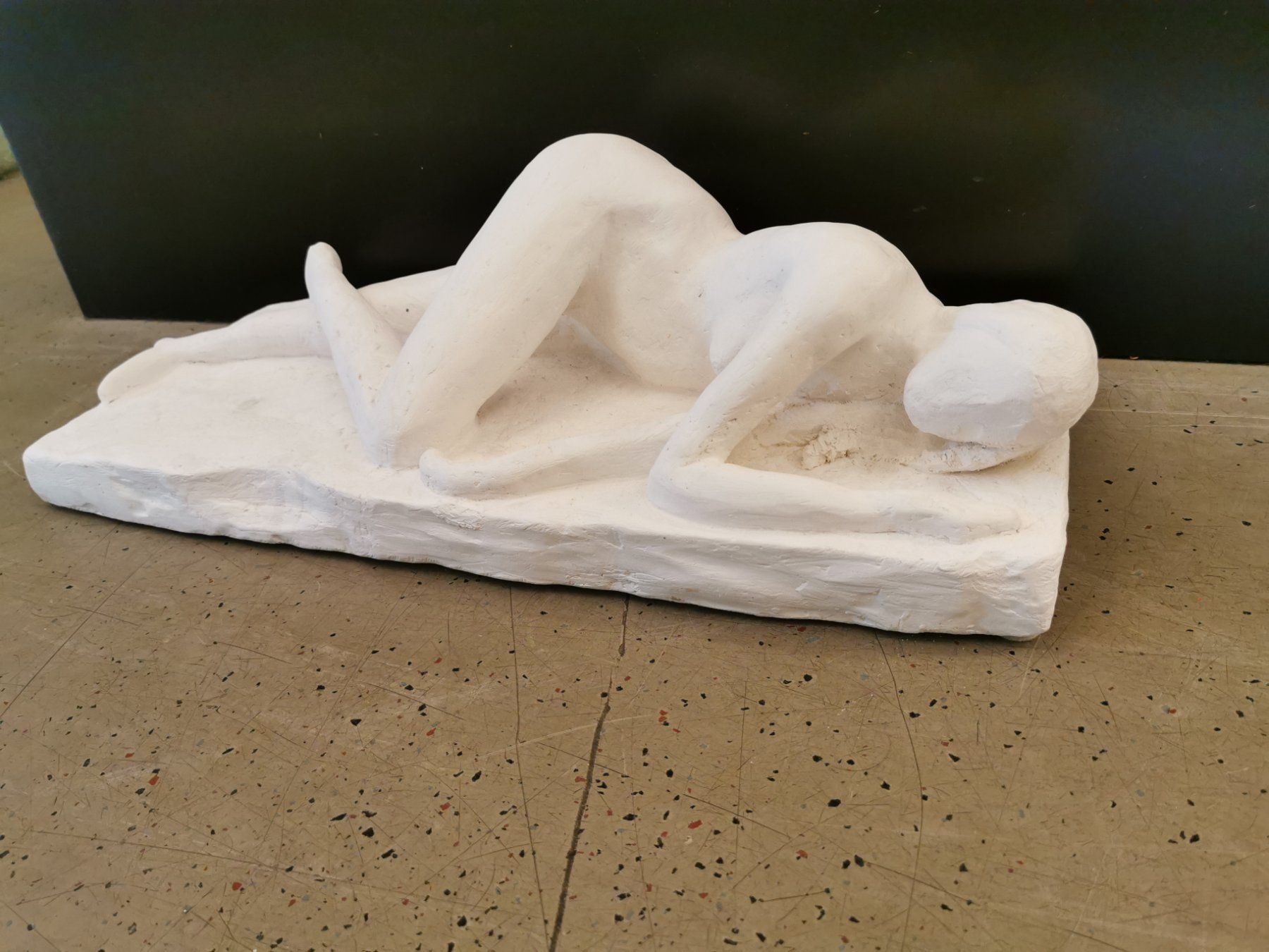 Sculture & Statue: Liegende Frau Gips – Usato da Zürich venduto da ZuercherBrockenhaus 2