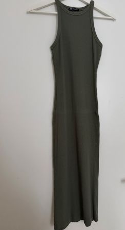 Geripptes ärmelloses Kleid in olivgrün