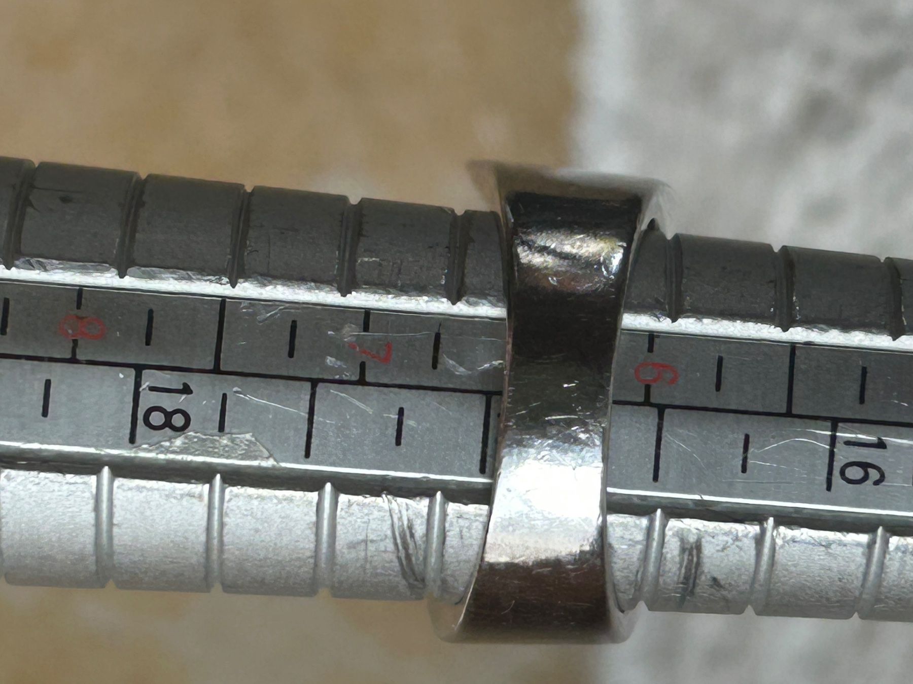 Anelli: Trendiger Dreiecks-Ring, Silber-Look, Grösse 53 – Usato da Dittingen venduto da Bellevista 2