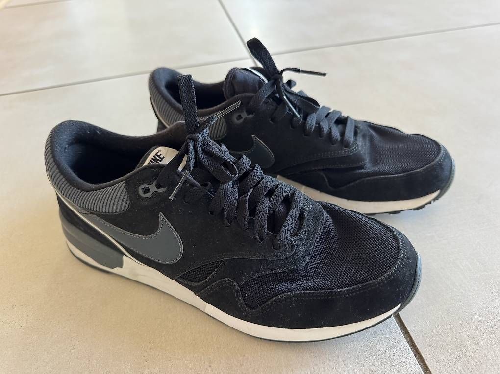Nike Chaussures hommes: Nike Air Sneaker schwarz grau Grösse 44 – D'occasion à Hausen am Albis par Peterpan1234 4