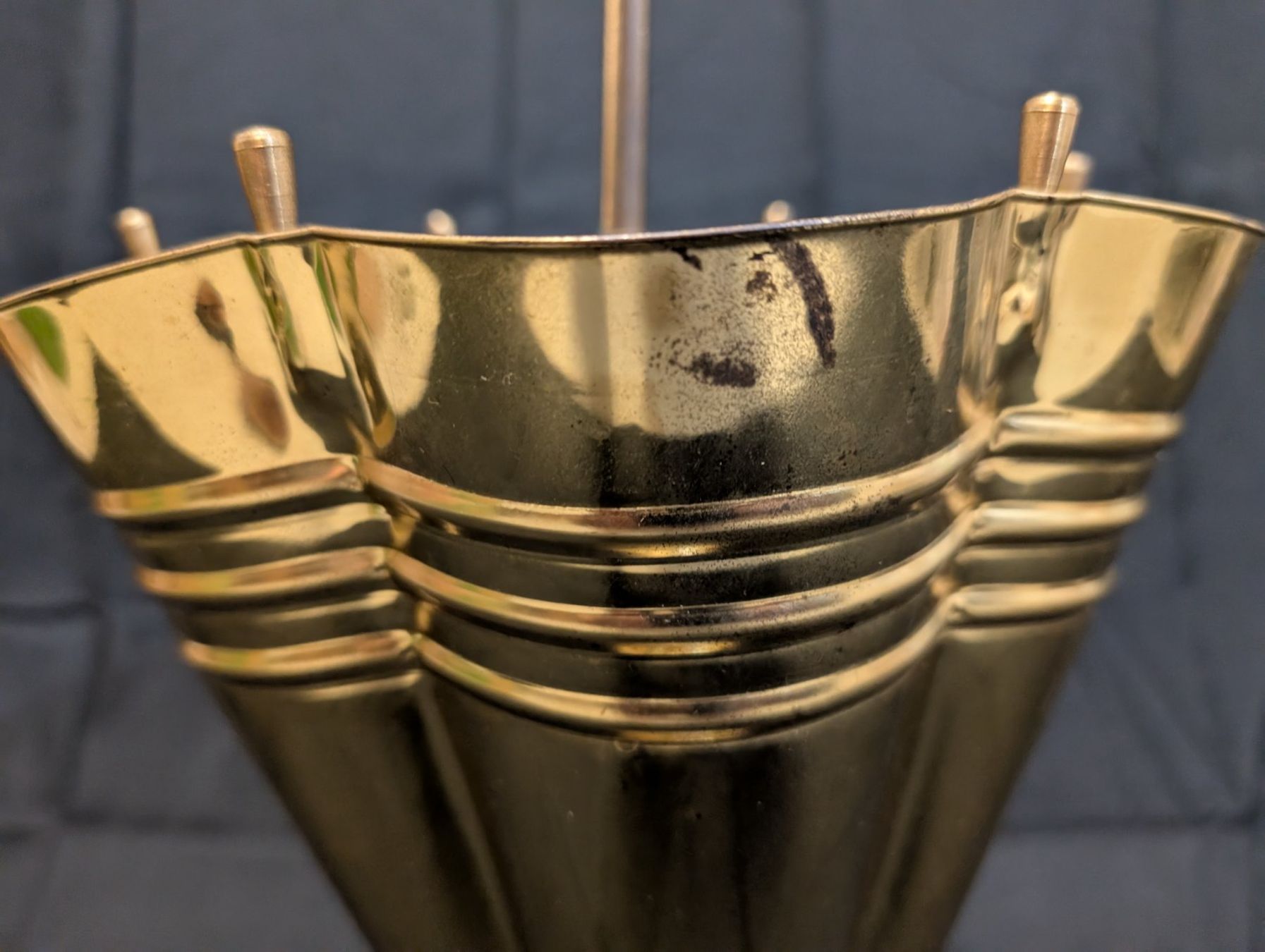 Altri mobili per ufficio: Vintage Schirmständer Regenschirm-Form Messing-Optik – Usato da Wiezikon b.Sirnach venduto da Romsche 2