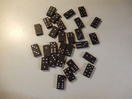 Antike Domino Spielsteine dunkel mit silbernen Punkten