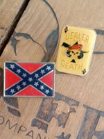 Pin's / Anstecker: Konföderierte Flagge & Dealer of Death...