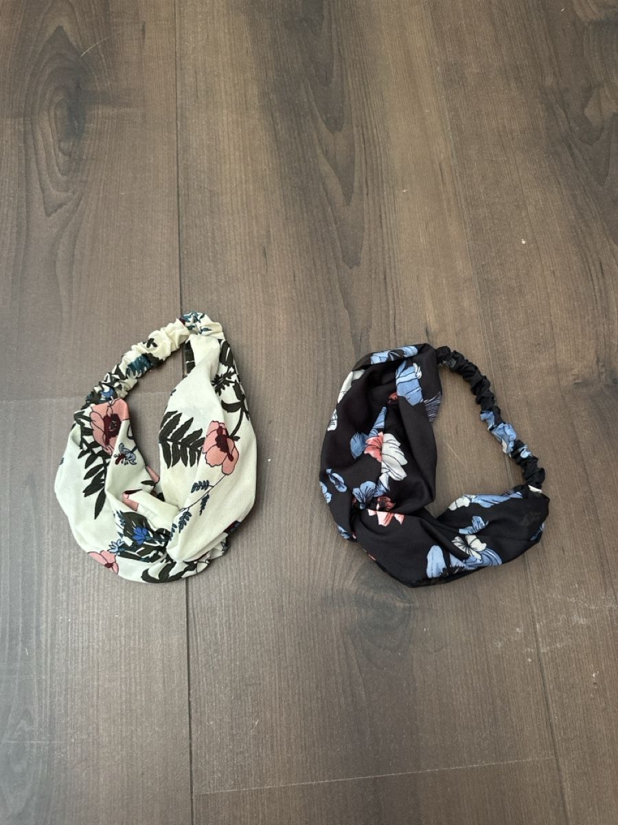 Accessori per capelli: Haarbander Blumenmuster Weiss und Schwarz 2er Set – Nuovo (secondo la descrizione) da Biel/Bienne venduto da julietteW.
