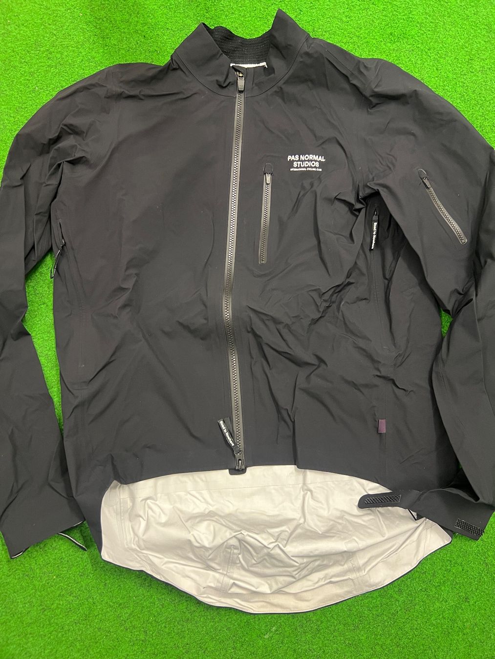 Giacche: Pas Normal Studios Men's Essential Shield Jacket Size L – Usato da Neuchâtel venduto da jon_588l