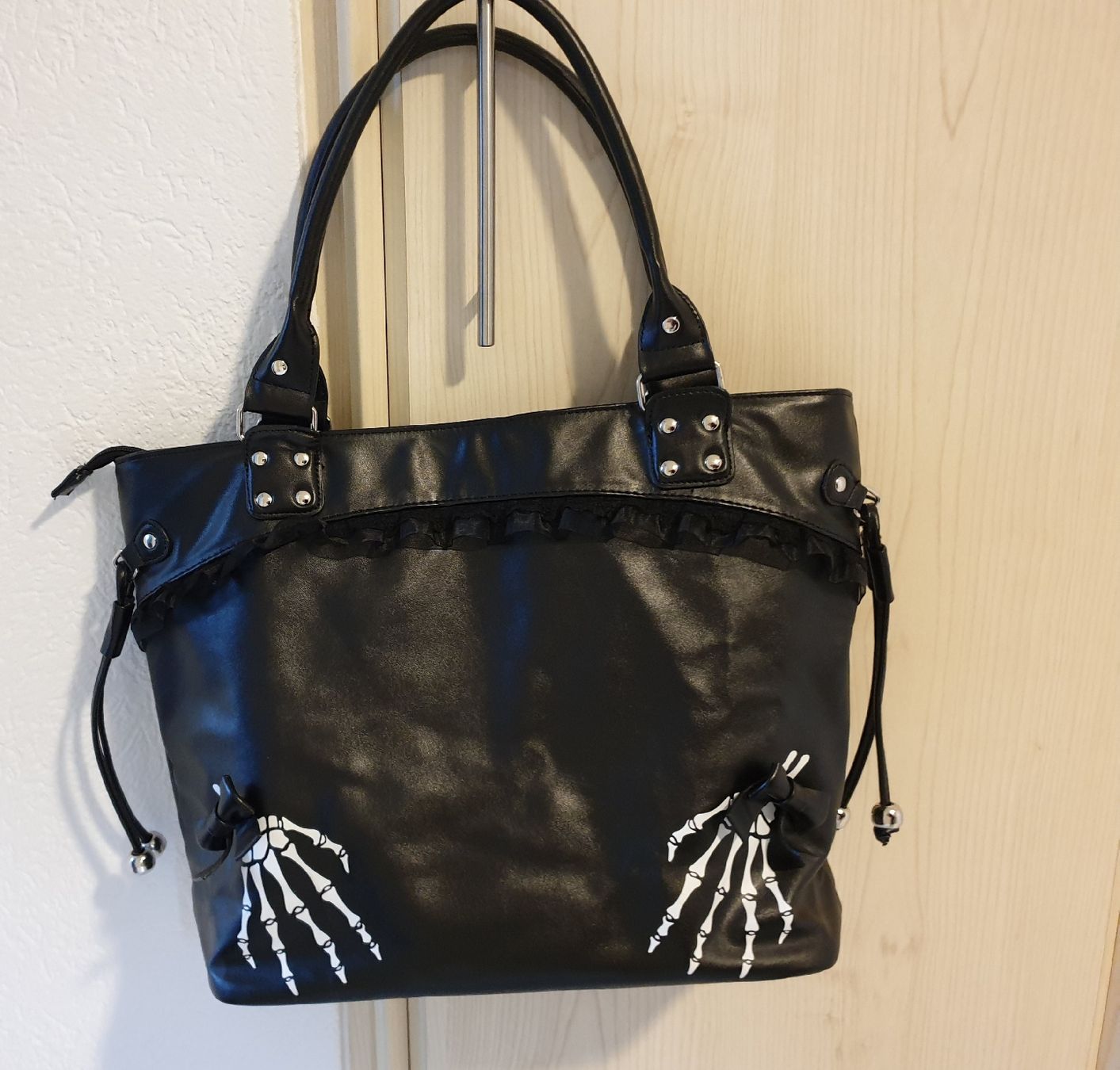 Borse da donna: Handtasche mit Skeletthänden – Usato da Winterthur venduto da ets_yvn2 6