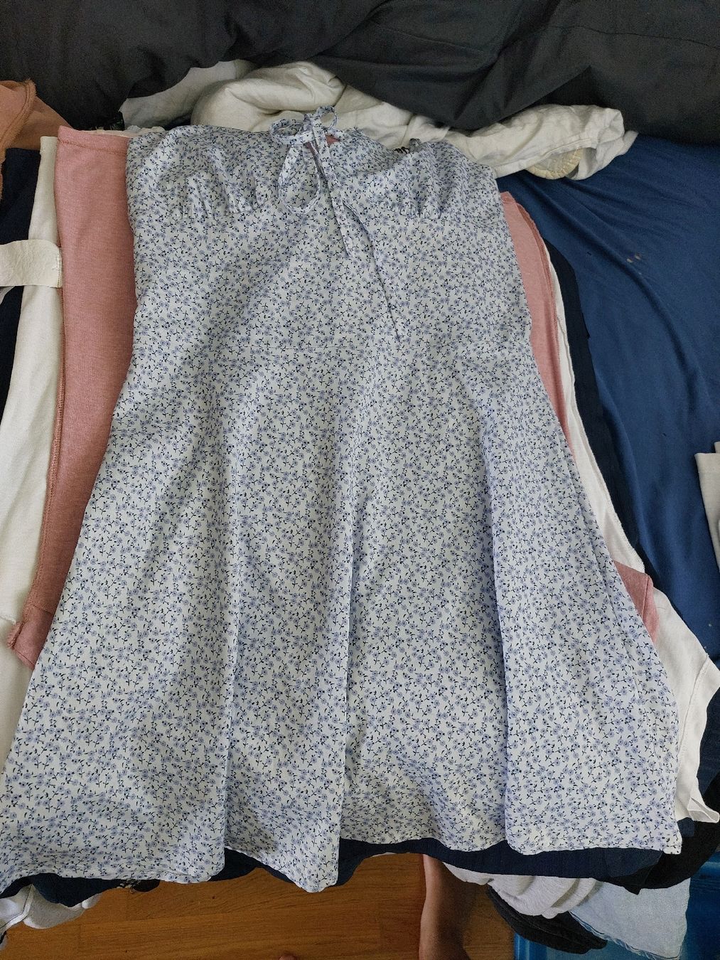 Kleider: Kleid Blumenmuster blau weiss Grösse S/M – Gebraucht aus Gwatt (Thun) von B.D.999 1