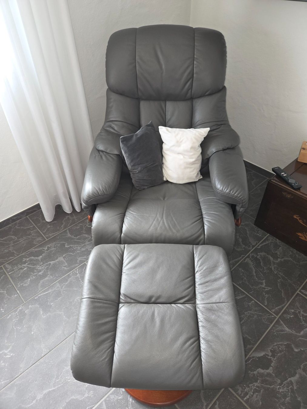 Poltrone: Ledersessel mit Hocker, Drehsessel, Relaxsessel – Usato da Habsburg venduto da Andcha