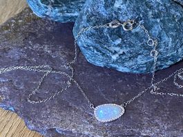 Elegante Halskette mit Opal-Anhänger und Zirkonia, neuwertig