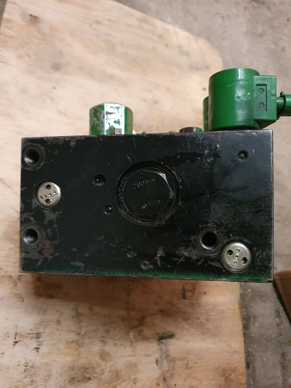 John Deere Trattori: John Deere Vorderachsfederung Ventilblock – Usato da Guntmadingen venduto da H345 3