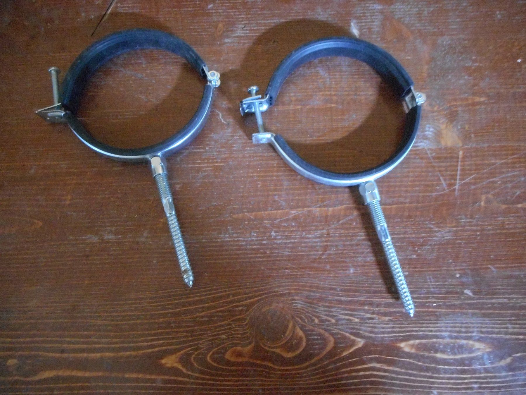 Supporti a parete: 2x Rohrschelle Durchmesser 12cm – Usato da Bretzwil venduto da gbfluck