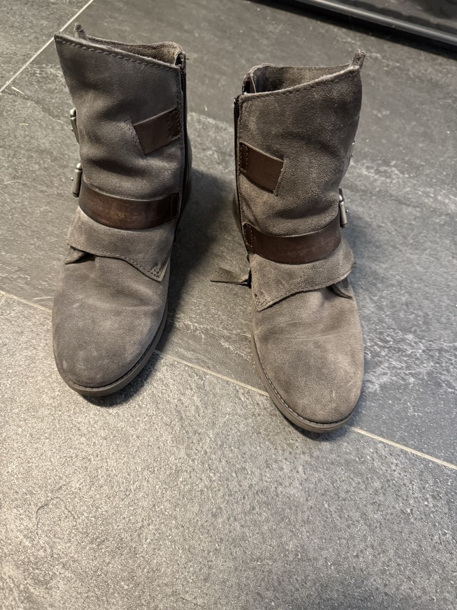 Scarpe da donna: stivaletti in pelle – Usato da Brione Verzasca venduto da mpro_23 1