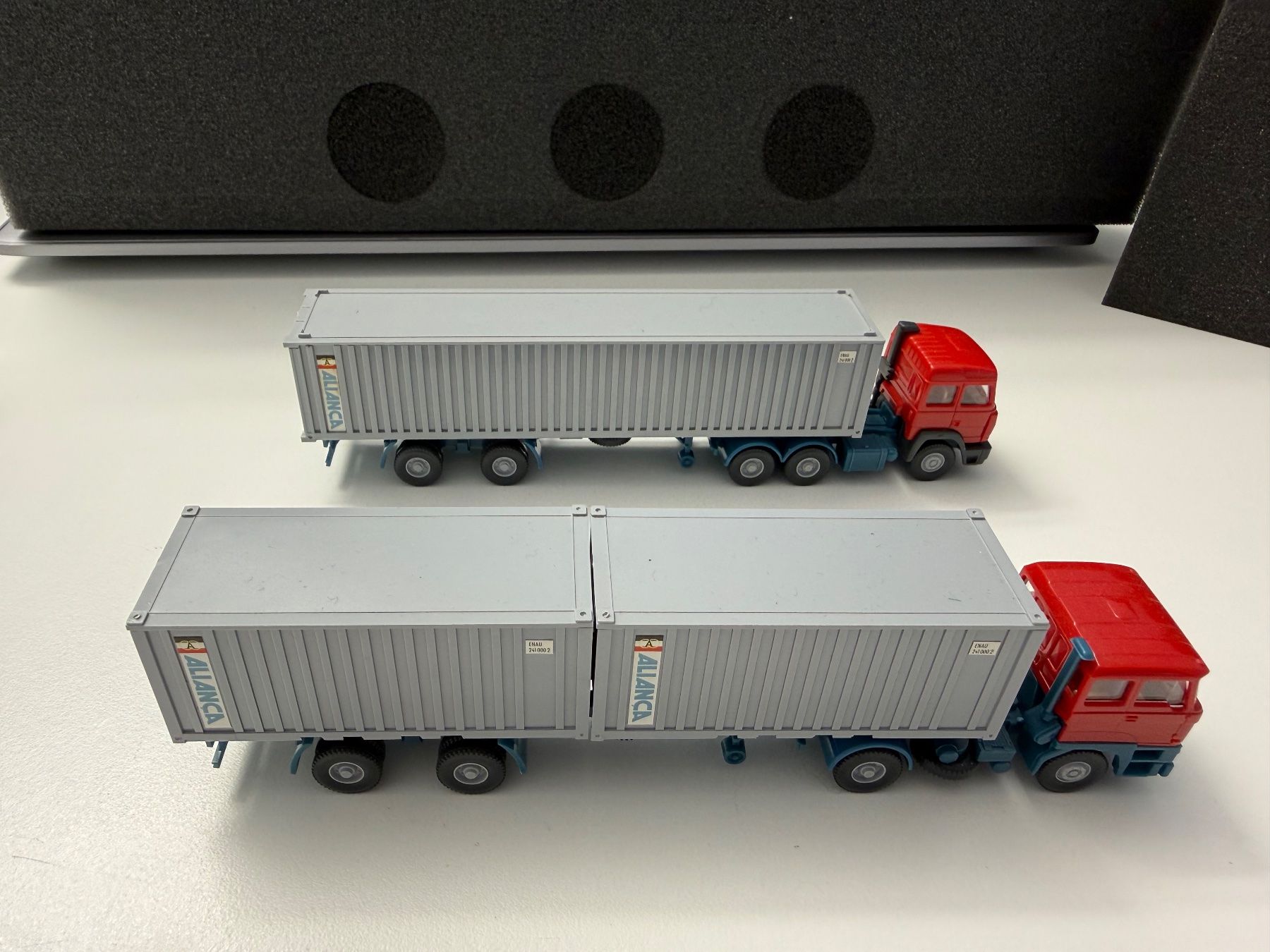 Modellini di ferrovie: Wiking 2x Sattelschlepper mit Alianca Container / HO – Usato da Jonschwil venduto da sutfra12 3