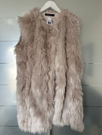 Wunderschöne Fakefure Weste von Marc Cain, zartes rosa