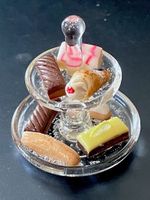 Törtchen auf Glas-Etagère f/Puppenstuben. Handarb./GB. NP 23