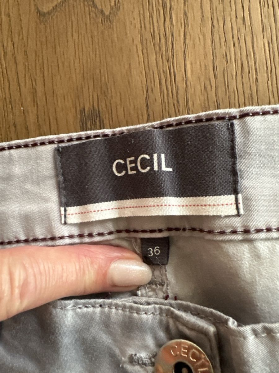 Cecil Pantaloni: CECIL Hose, 7/8 hellgrau, Gr. 36 (46) – Nuovo (secondo la descrizione) da Emmen venduto da moodle13 1