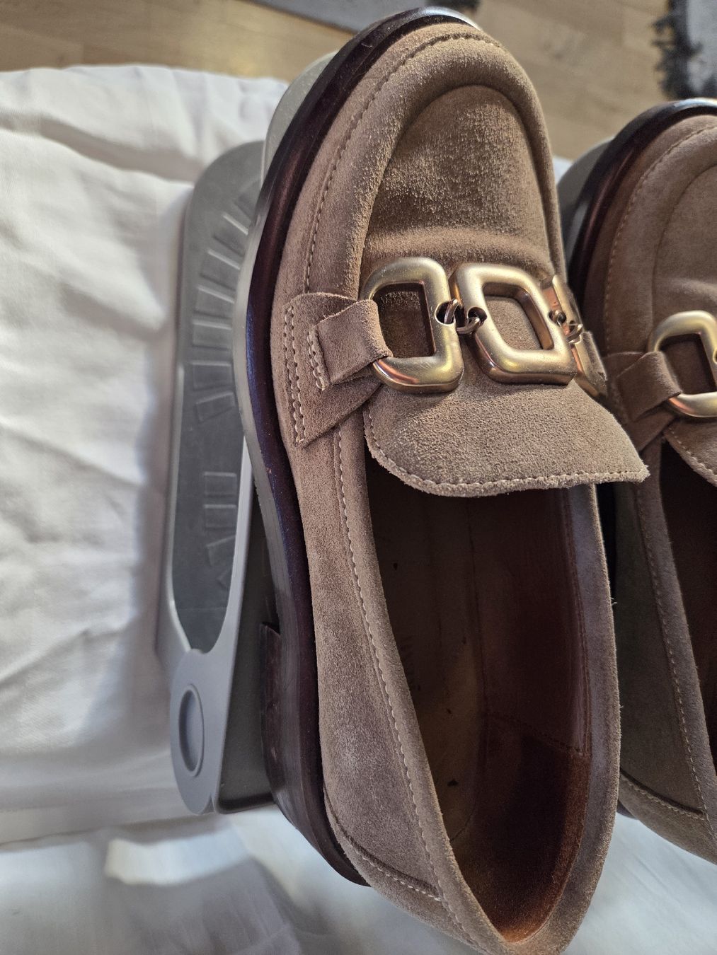 Scarpe da donna: Mocassins en daim camel avec chaîne dorée - Taille 39 – Usato da Onex venduto da dan_2nt8 1