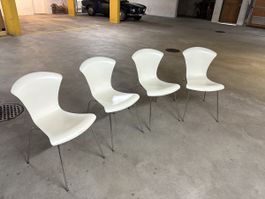 4 Stühle weiss Metallgestell stapelbar