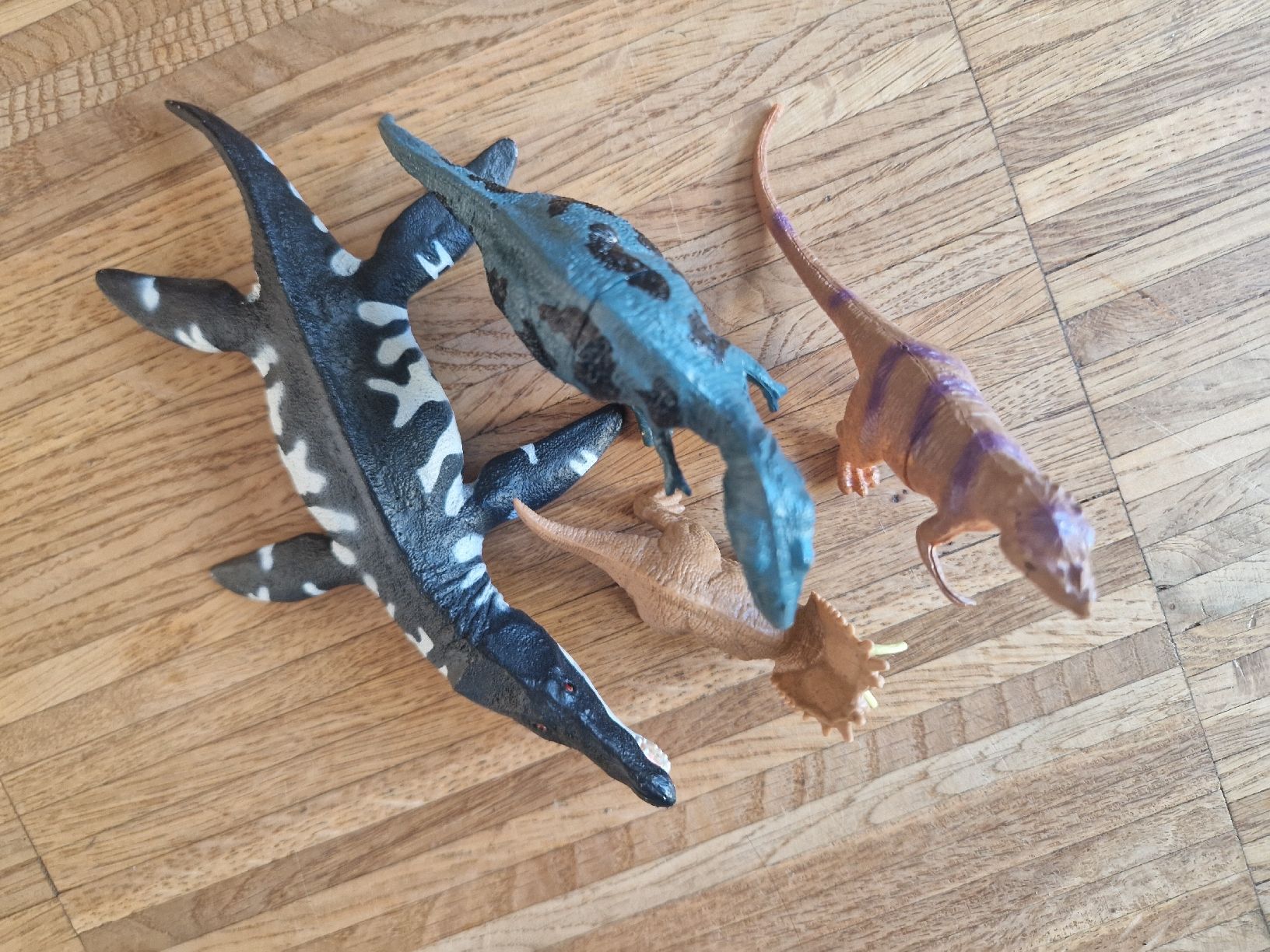 Giocattoli: Vier Dinosaurier Figuren  – Usato da Meilen venduto da Hausimaasi 2