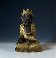 Gekrönter Bronze Buddha aus China – Varada Mudra, 70–80 J.