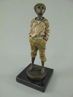 Bronze Figur Junge auf Sockel