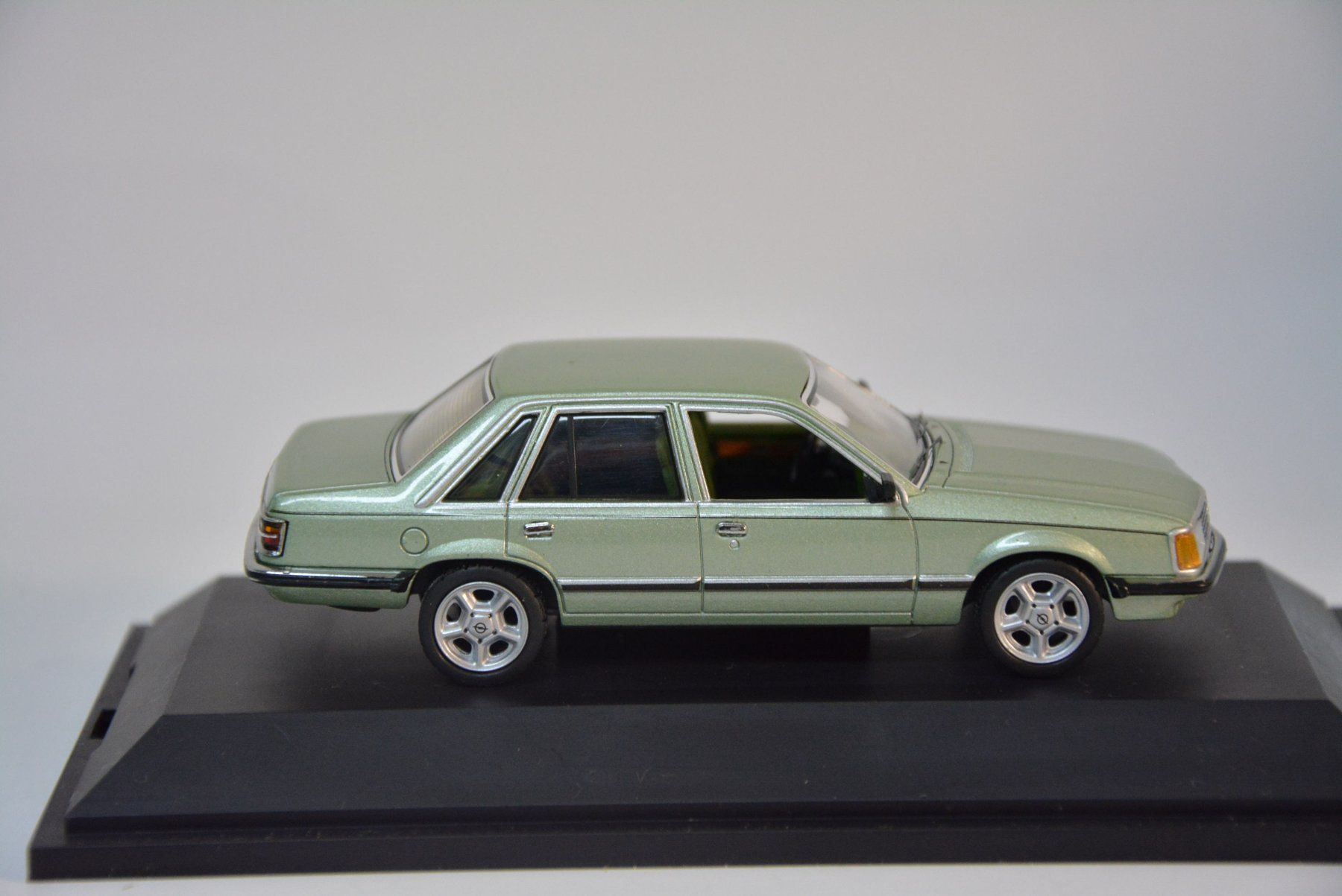 Opel Modellautos: Opel Senator A , opalgrün , Schuco , 1:43 – Neu und originalverpackt aus Goldach von Feivel9 5