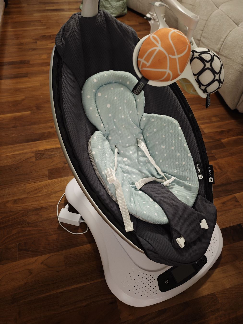 4moms Sdraiette & Sdraiette a dondolo: 4moms MamaRoo Babywippe grau  – Usato da Chur venduto da Edina1994 4