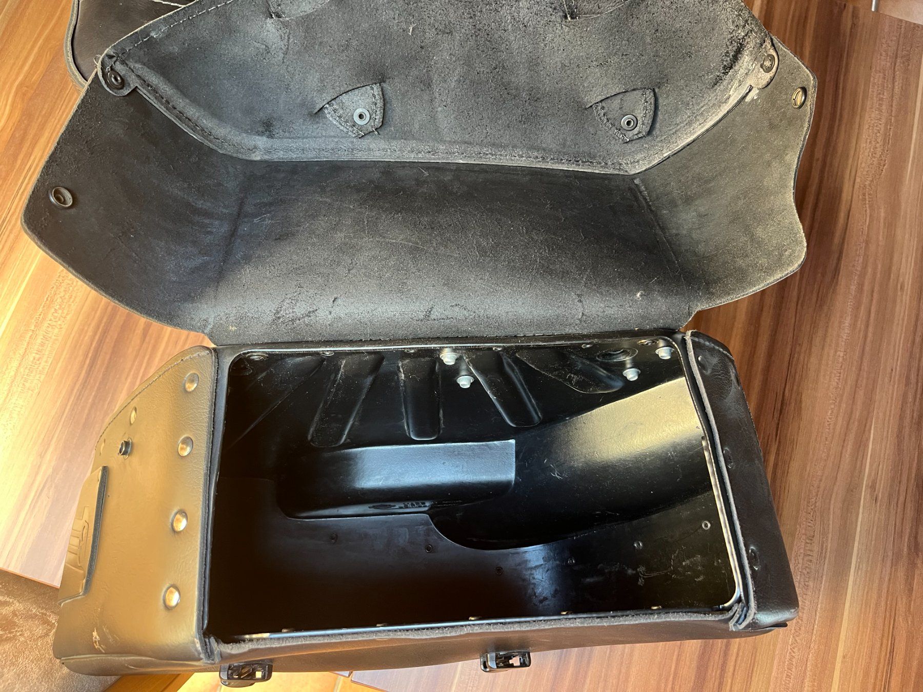 Harley-Davidson Tutti i ricambio per moto: Harley-Davidson Fat Bob 2010 FXDF Dyna Saddlebags Pair – Usato da Montreux venduto da sca_zsy9 6