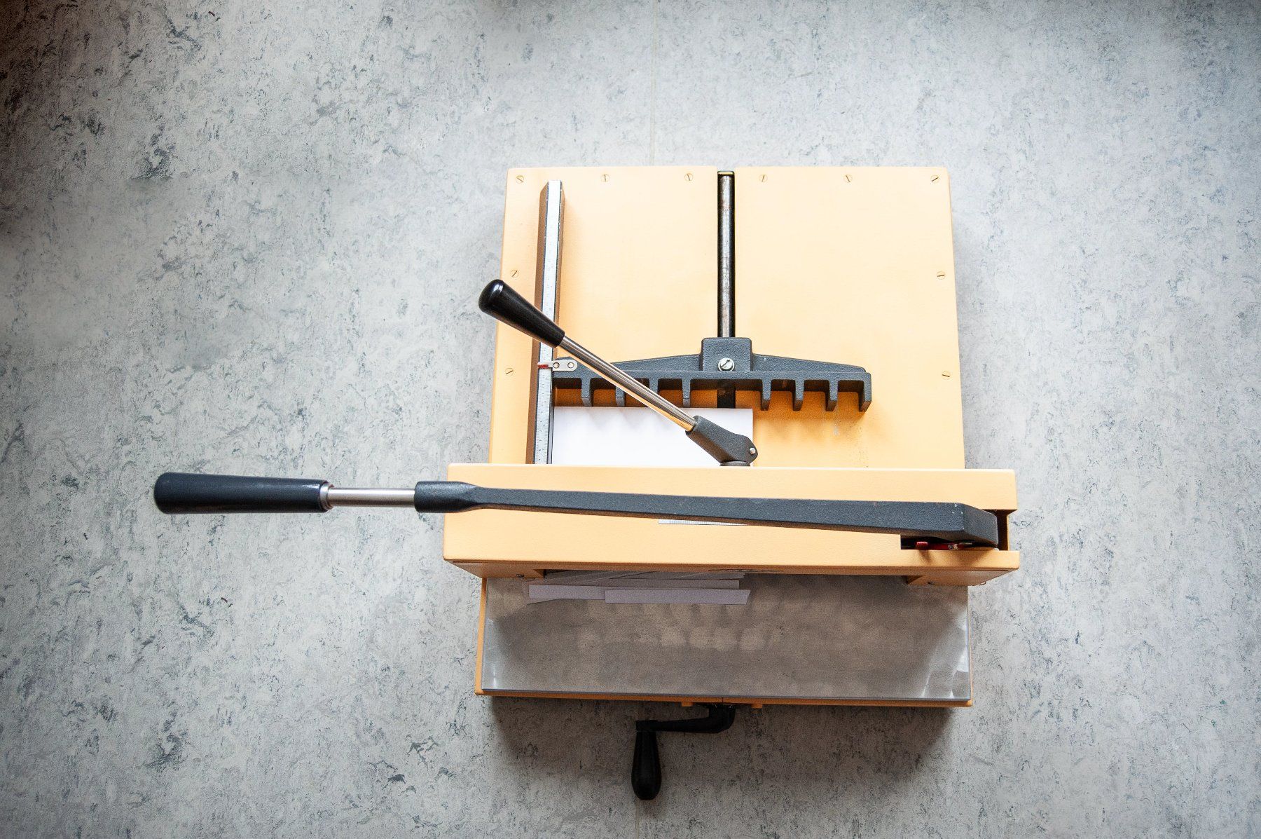Alle Maschinen: Buchbinderei/Kartonage: IDEAL Schneidemaschine Karton – Gebraucht aus Bern von  1