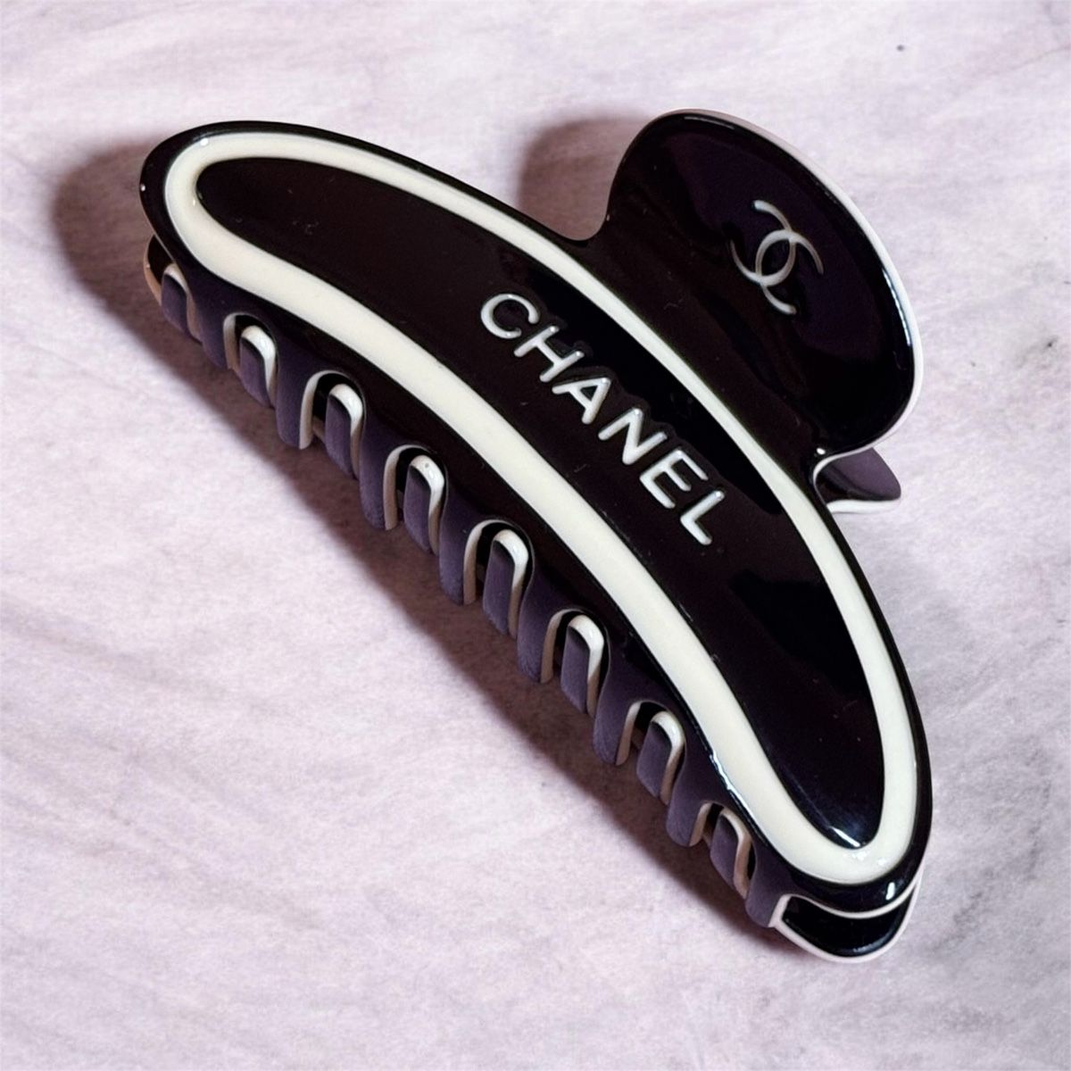 Chanel Accessori per capelli: Pince à cheveux – Nuovo e nell'imballaggio originale da Châtel-St-Denis venduto da Montclair_Swiss